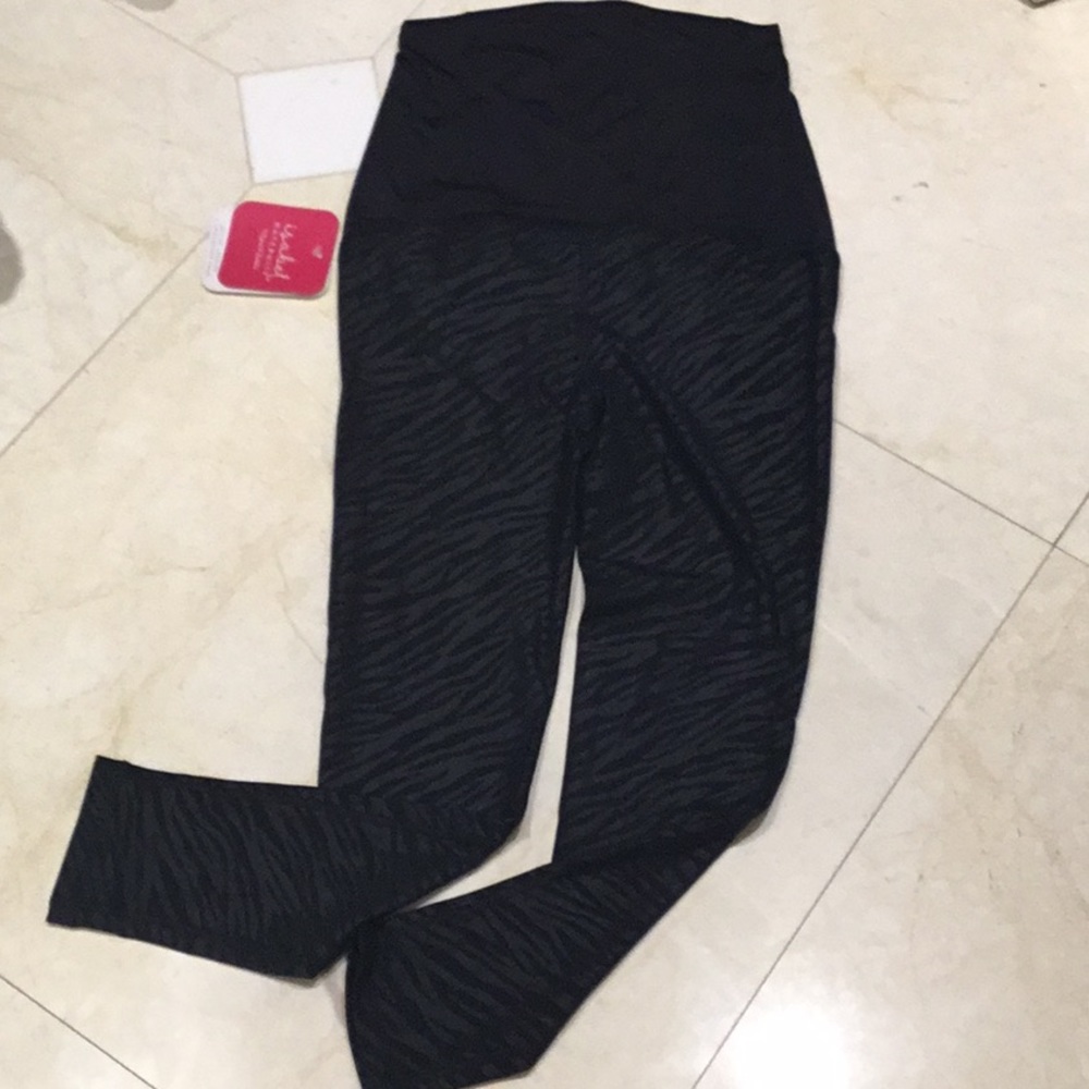 🎉🎉HOST PICK🎉🎉BNWT Isabel Maternity by Ingrid &Isabel patterned leggings